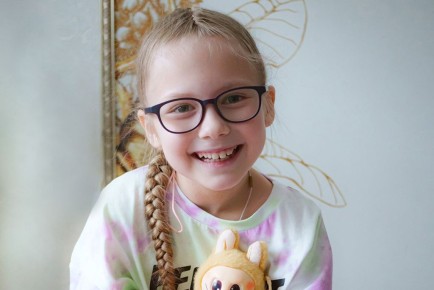 Аня преодолевает страх, чтобы научиться стоять на ногах