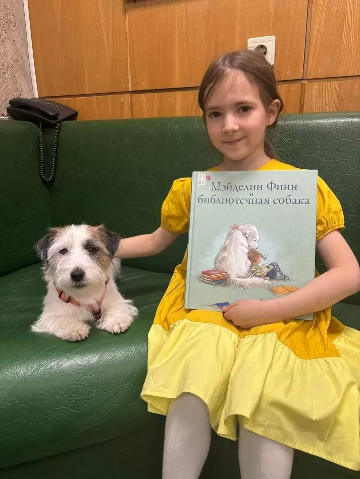 Чтение с собаками: как канистерапия завоевывает сердца детей в столичной библиотеке